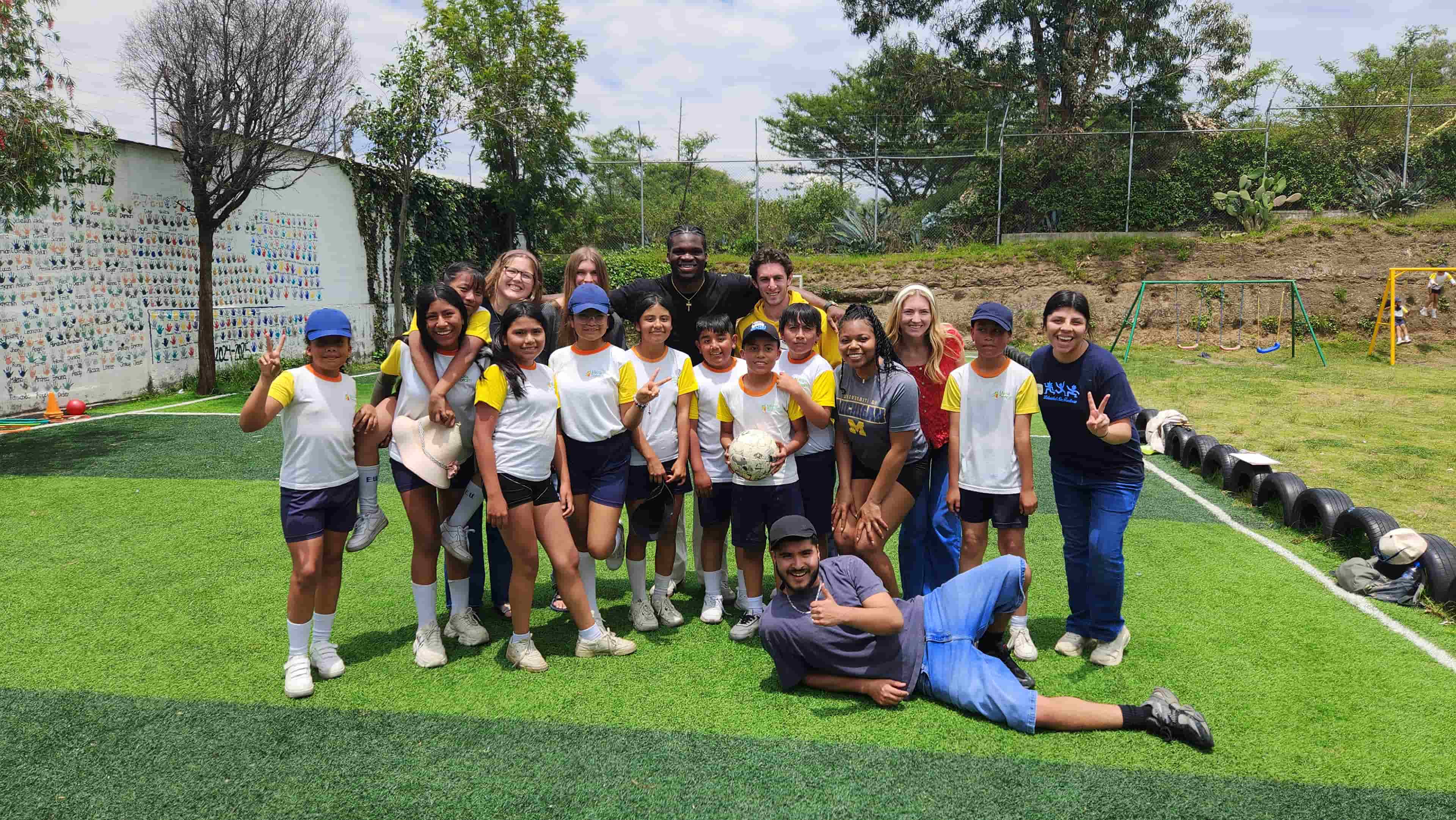 U-M students at Caminitos de Luz, a nonprofit elementary school.