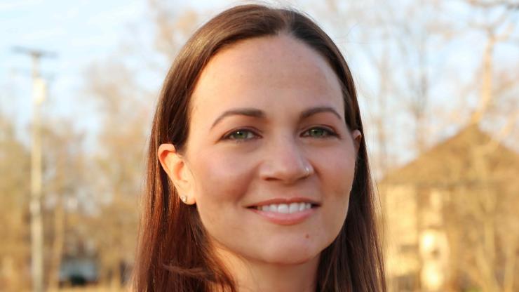 Portrait of School of Education alum Amanda Rosman (TeachCert '01)