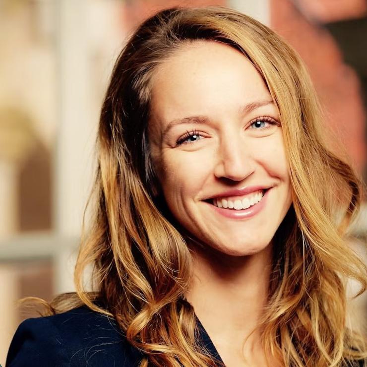 Laura Aull smiling
